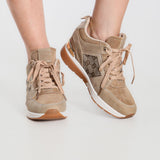 "Enea - Zapatillas Confort 2025" can be rewritten as "Enea - Zapatillas Cómodas 2025".