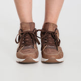 "Enea - Zapatillas Confort 2025" can be rewritten as "Enea - Zapatillas Cómodas 2025".