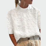 Blusa con cuello alto y bordado