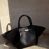 Melanie - Cuero Tote Bag