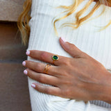 Anillo de oro con cristal de color esmeralda