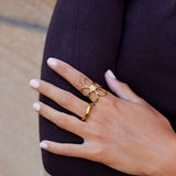Anillo de oro con flor de margarita