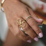 Anillo de oro con flor de margarita