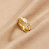 Anillo de oro con perla color marfil