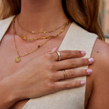 Anillo de oro con perla color marfil