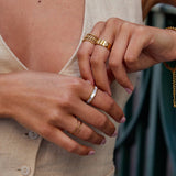 Anillo de oro con perla color marfil