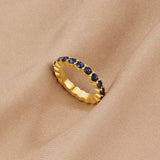 Anillo de cristal de zafiro de 18k