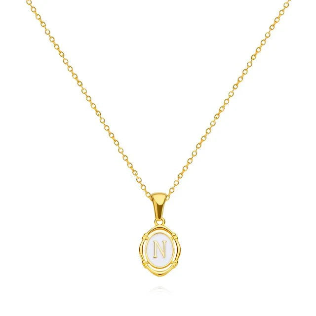 Collar vintage de oro con letra
