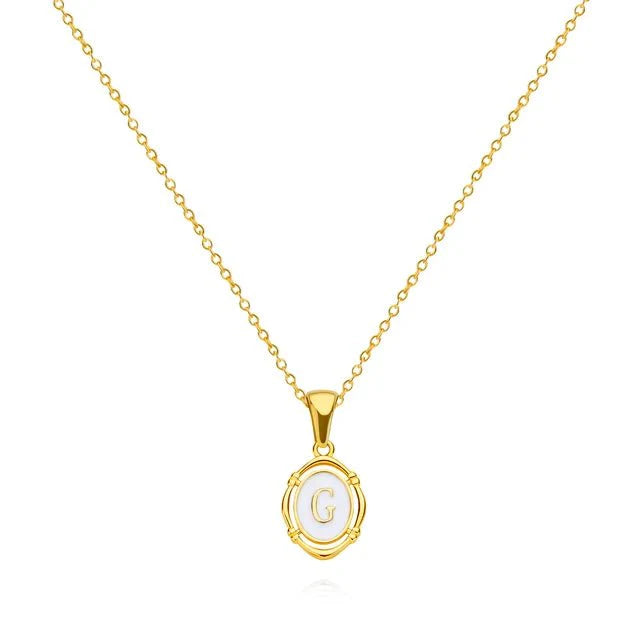 Collar vintage de oro con letra