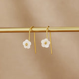 Pendientes largos de concha blanca